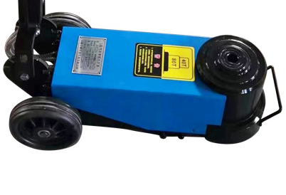 越野車被困排水溝,臥式千斤頂的作用并不明顯